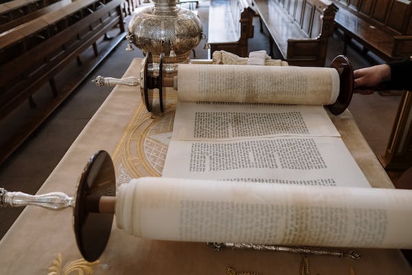 Read more about the article TETSAVÉ- TORAH: EXODE 27:20-30:10 HAFTARAH: ÉZECHIEL 43:10-27 ÉVANGILE : MATTHIEU 5:13-20